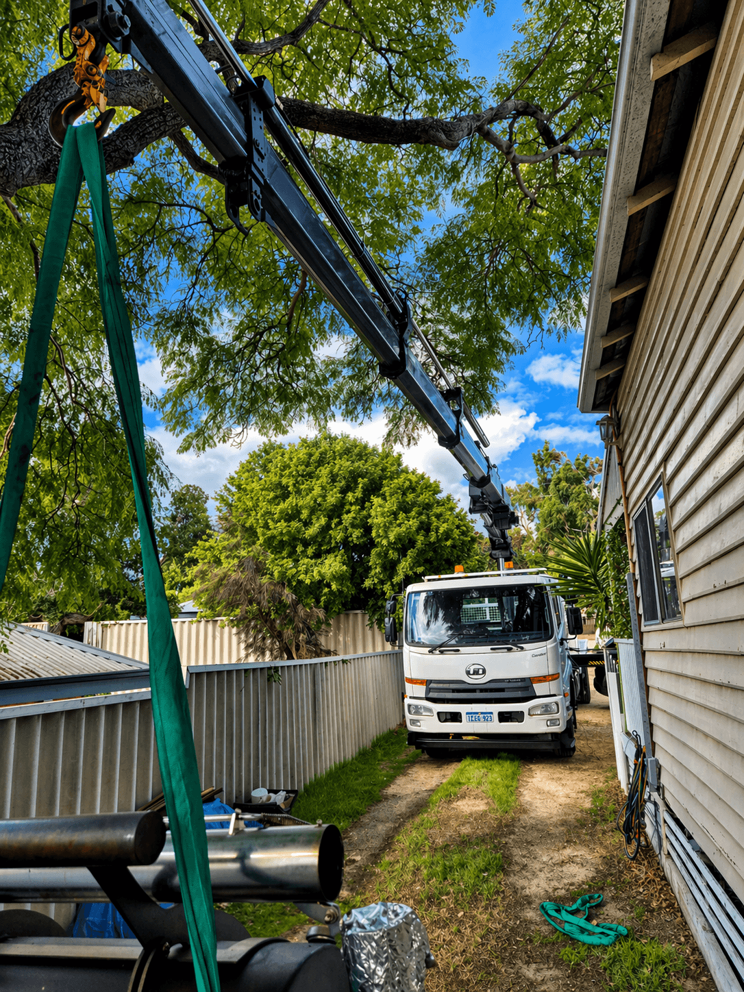 Susa Cranes HIAB — on the job: lifting over the roof from a tight side passage